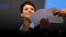 Frauke Petryová na sjezdu AfD v Hannoveru (28. listopadu 2015)