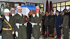 Vojáci nesou rakev s ostatky Olega Pekova.