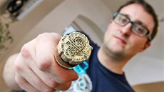 Marek Smitka s příležitostným razítkem Ježíškovy pošty. Marek Smitka s příležitostným razítkem Ježíškovy pošty.