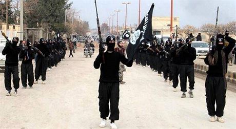 Pehlídka bojovník Islámského státu ve mst Rakká (nedatovaný snímek)