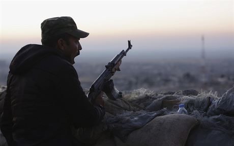 Kurdský bojovník nedaleko iráckého Sindáru (13. listopadu 2015)