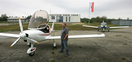 Provoz budovy letového provozu zajiuje Ultralight Club Cheb, který tamní...