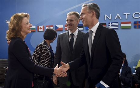 éf NATO Jason Stoltenberg (vpravo) gratuluje zástupcm erné Hory k rozhodnutí...