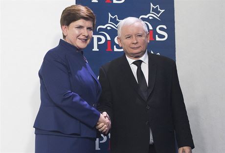 Polská premiérka Beata Szydlová a éf strany Právo a spravedlnost Jaroslaw Kaczyski