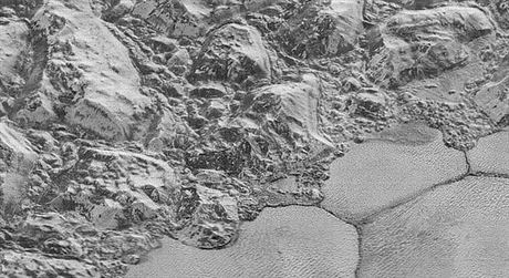 Americk NASA zveejnila zatm nejdetailnj snmky Pluta pochzejc ze sondy...