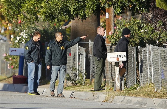 FBI a policie pokraují ve vyetování stelby v San Bernardinu. (3. prosince...