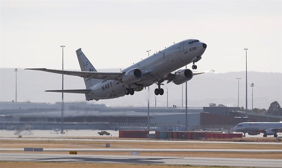 Letoun P8 Poseidon startuje z letit v australském Perthu bhem pátrání po...