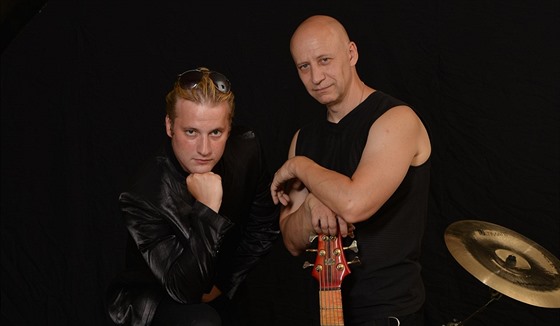 Richard Scheufler starí hraje na baskytaru v kapelách Krucipüsk i Praský...