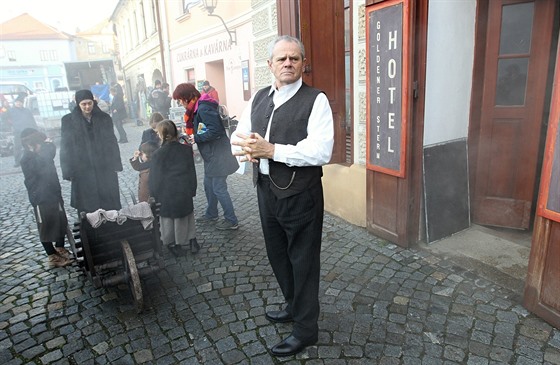 Herec Milan Kako hraje ve filnu Záduní ob komisae Mondla.