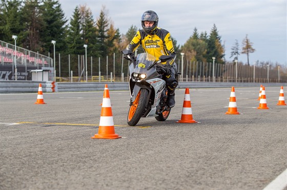 Test spojující slalom a otoku v nízké rychlosti patí k pokroilým cviením...