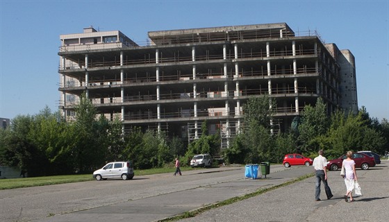 Skelet rozestavné budovy v Ostrav hyzdil ticet let irí centrum Ostravy.