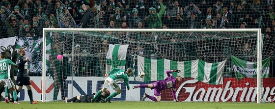 Gól. David Bartek z Bohemians 1905 a jablonecký obránce Matj Hanousek (na...