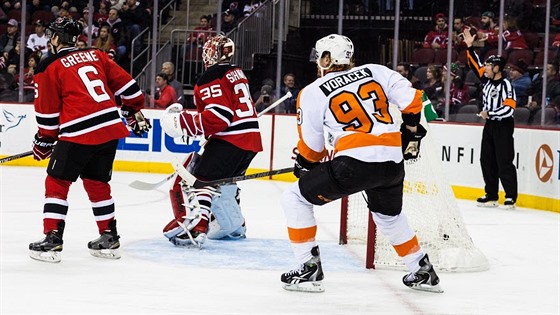 Jakub Voráek íhá na pihrávku u branky New Jersey.