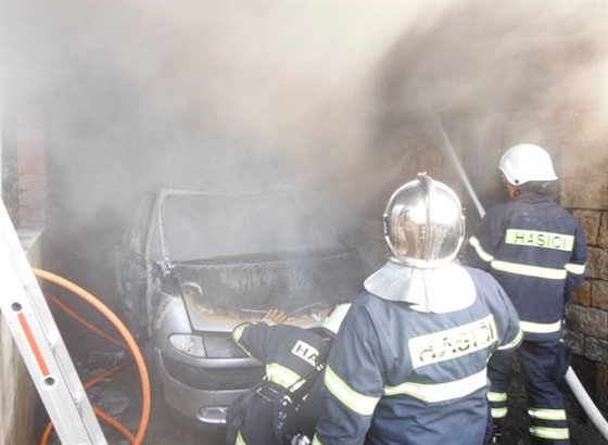 Poár auta u rodinného domu v Hoicích (4.12.2015).