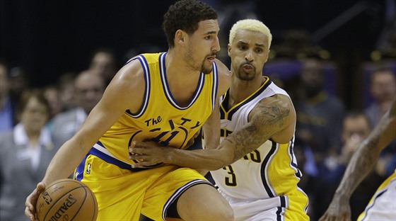 Klay Thompson (vlevo) z Golden State se snaí obejít George Hilla z Indiany.