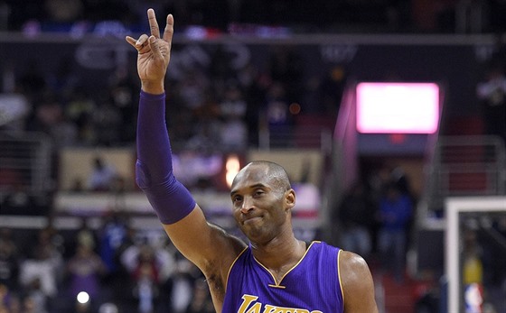 Kobe Bryant z LA Lakers zdraví fanouky Washingtonu.