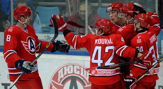 Radost hokejist Jekatrinburgu, s íslem 42 Petr Koukal.