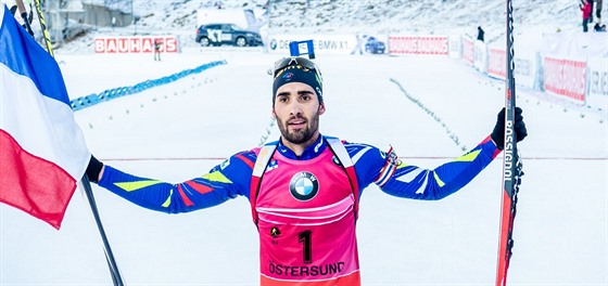 Martin Fourcade slaví triumf ve stíhacím závodu.