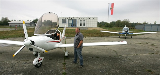 Provoz budovy letového provozu zajiuje Ultralight Club Cheb, který tamní...