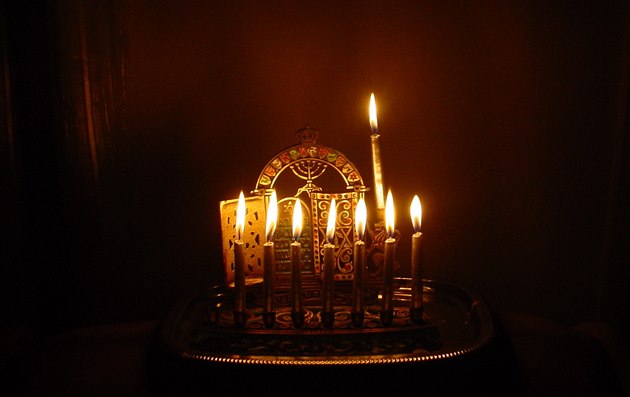 Osmiramenný svícen chanukija v sedmý den idovského svátku svtel chanuka.