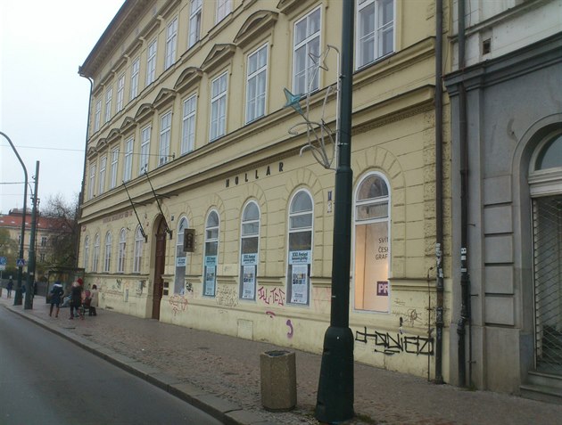 Budova Fakulty sociálních vd UK a Galerie Hollar.