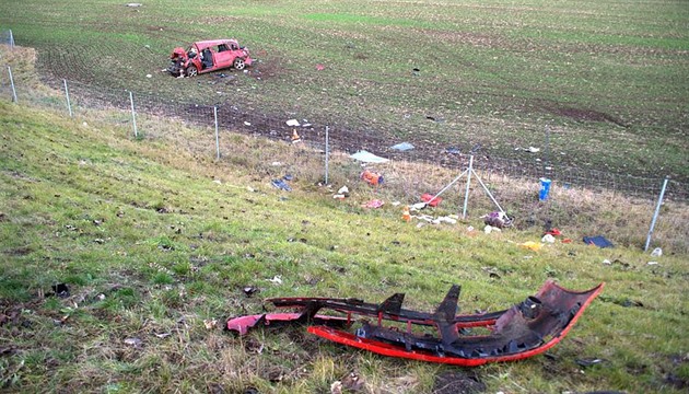 Pi tragické dopravní nehod vylétlo na Perovsku auto z dálniního sjezdu a...
