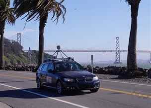 Prototypy schopné jízdy bez řidiče už dnes testují v reálném provozu.