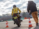 Test spojující slalom a otoku v nízké rychlosti patí k pokroilým cviením...