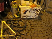 Organizace Food Not Bombs vaí jídlo a bezdomovcm ho pravideln rozdává.