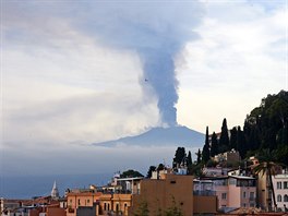 Etna, která se nachází nad sicilským mstem Catania, je velmi aktivní, ale jen...