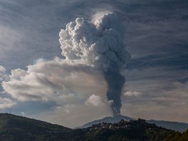 Etna je nejvyí evropská inná sopka a druhý nejmohutnjí vulkán v Evrop. 