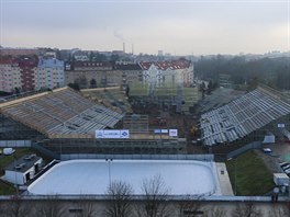 Luánky oívají. Na míst stadionu staví kluzit