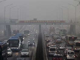 Smog v Pekingu vzniká ze zplodin automobil a spalování uhlí pi vytápní dom...