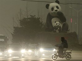 Smog v Pekingu vzniká ze zplodin automobil a spalování uhlí pi vytápní dom...