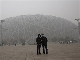 Turisté se fotí ped olympijským stadionem známým jako Ptaí hnízo (1. prosince...