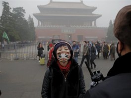 Smog v Pekingu vzniká ze zplodin automobil a spalování uhlí pi vytápní dom...