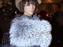 Zpvaka Rihanna s masivn koeinou pes kalhotov kostm na pehldce...