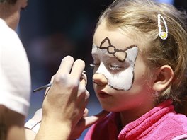 Bodypainting a malá slena mnící se v Hello Kitty