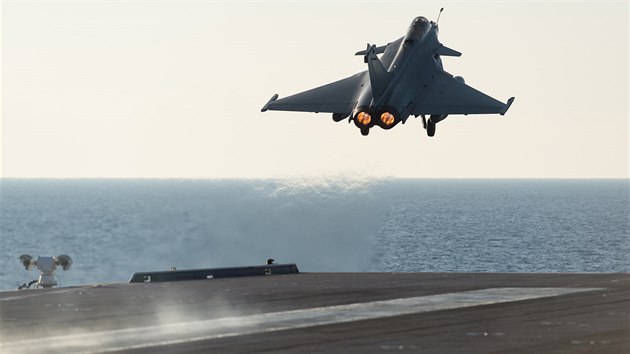 Francouzsk letoun Rafale startuje k nletu na pozice Islmskho sttu (23. listopadu 2015)