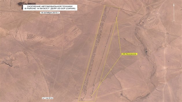 Kolony automobil u syrskho msta Dajr az-Zaur na satelitnm snmku z 18. jna 2015. Rusk ministerstvo obrany zveejnilo snmky, kter maj dokazovat, e Turecko nakupuje ropu od Islmskho sttu.