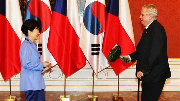 Jihokorejsk prezidentka Pak Kun-hje a esk prezident Milo Zeman. (2. prosince 2015)