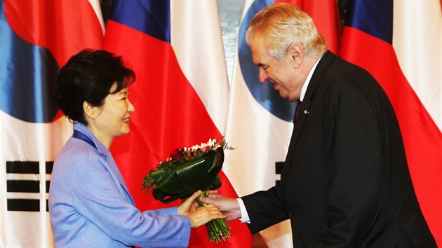 Jihokorejsk prezidentka Pak Kun-hje a esk prezident Milo Zeman. (2. prosince 2015)