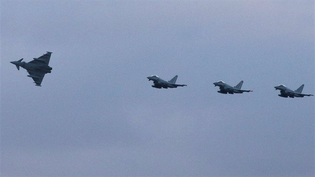 Britsk letouny Typhoon nad zkladnou RAF Akrotiri na Kypru (3. prosince 2015)
