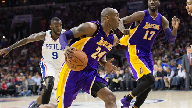 Kobe Bryant z LA Lakers se chyst k zakonen v utkn na palubovce Philadelphie.