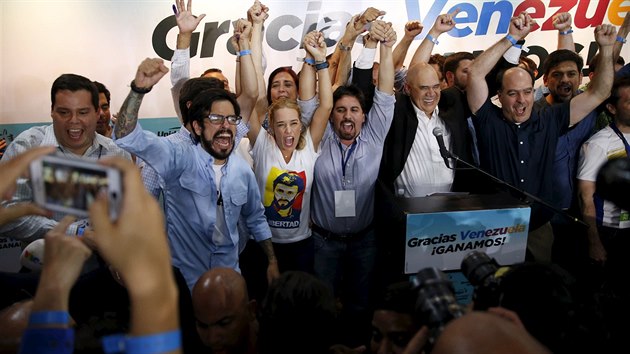 Lilian Tintori, manelka uvznnho opozinho politika Leopolda Lopeze, slav vtzstv opozinch stran v Caracasu (7. prosince 2015).