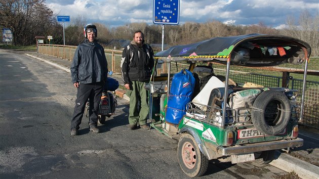 Na slovensko-eskch hranicch cestovatele vyfotil slovensk policista. "Vy ei jste koumci," kal a ukazoval kolegovi thajsk znaky. "Mn u do toho nic nen, ale co s tm budou dlat u vs?" dodal ke dvojici.