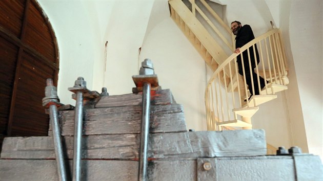 Far Petr Hruka na novm schoditi k vyhldce na vch kostela sv. Mikule v Chebu. Opravy skonily, prvn turist se do tajuplnho podzem nejstar sakrln stavby v Chebu podvaj zatkem ptho roku.