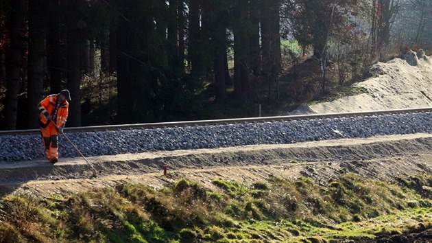 Ještě 12 minut před průjezdem vlaku upravovali němečtí dělníci násep.
