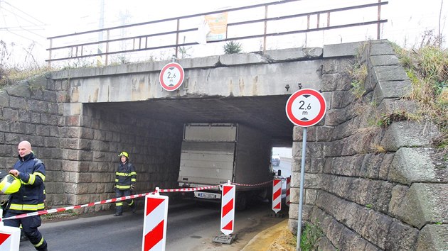 Pod viadukt u eleznin stanice Karlovy Vary - Dvory se neveel skov nkladn automobil. Msto bylo po dobu vyproovn a vyetovn asi hodinu neprjezdn.