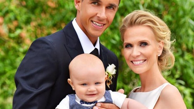 Modertorka Michaela Ochotsk a tenista Luk Rosol se synem Andrm v den svatby (2015)